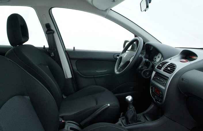 Bons sièges et jolie planche de bord pour la Peugeot 206, où l'amniance est très aérée.