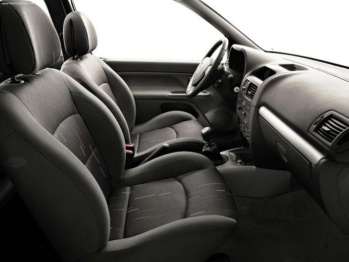 Les sièges de la Clio sont excellents, mais l'ambiance semble un peu plus étriquée que dans la 206.