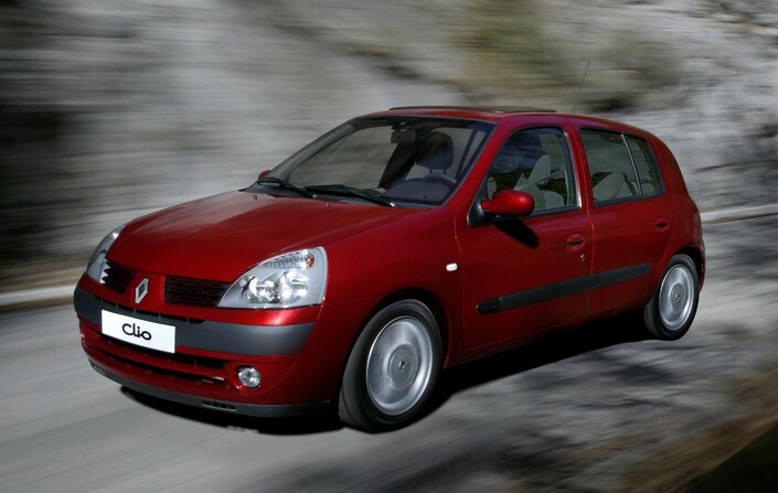 Homogénéité et rigueur dominent avec la Renault Clio 1.6 16V, moins joueuse que la 206 mais aussi efficace et plus confortable.