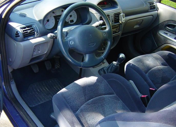 Le premier tableau de la Clio II n'est pas vilain, mais ses plastiques le desservent nettment.