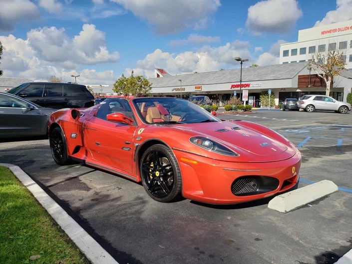 Une Ferrari F430 Spider tunée avec des pièces de centre-auto