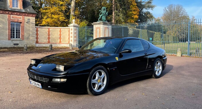 Moteur somptueux, châssis rigoureux, confort certain, sensations omniprésentes, la conduite de la Ferrari 456 est un grand moment. Mais elle ne sera pas aussi douillette et prévenante qu'un coupé Mercedes 600 V12.