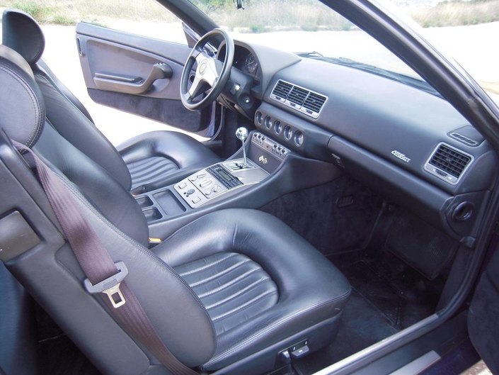 Si les cuirs sont de grande qualité dans la Ferrari 456, ici une auto de 1994, les petits pépins sont fréquents.Mais que ne ferait-on pour manier cette commande de boîte naviguant dans une grille ouverte !