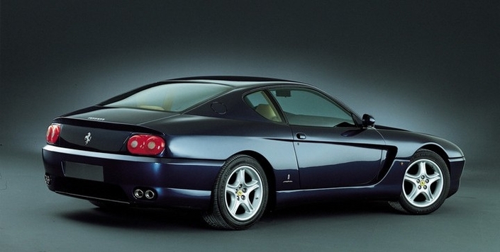 C'est par sa poupe fuyante et ornée de 4 feux que la Ferrari 456 rappelle le plus la Daytona.