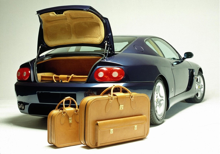 En option, on peut acheter des bagages spécialement adaptés au coffre de la Ferrari 456.
