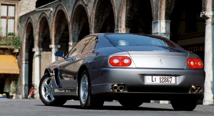 A l'arrière, la Ferrari 456 M se distingue très peu de la version non modifiée.