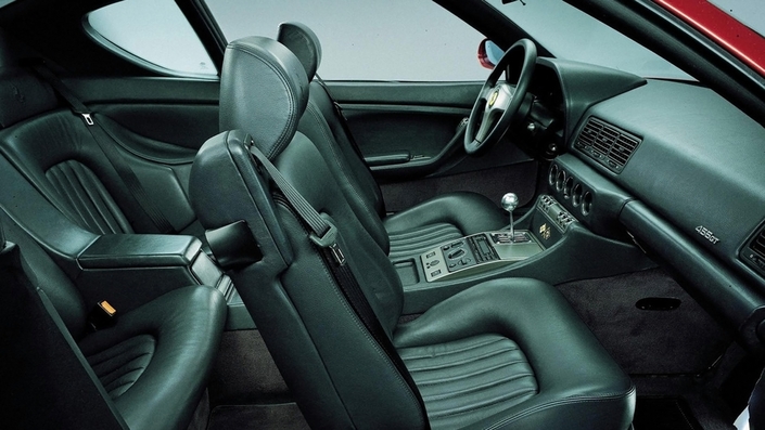 Etonnamment, les places arrière de la Ferrari 456 sont légèrement moins spacieuses que celle de la 41, sa devancière.