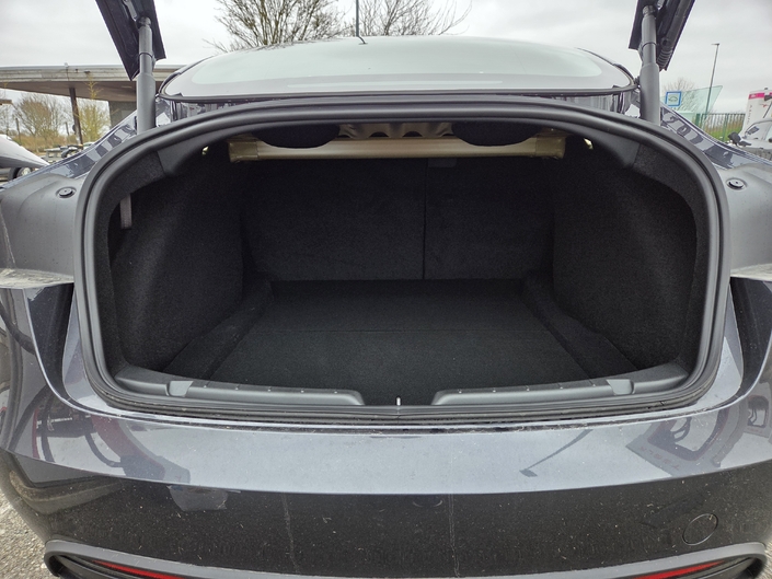 La malle arrière est volumineuse, mais pas forcément très accessible.