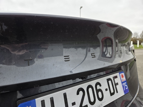 … ou le volet de coffre, les logos sont désormais noirs.