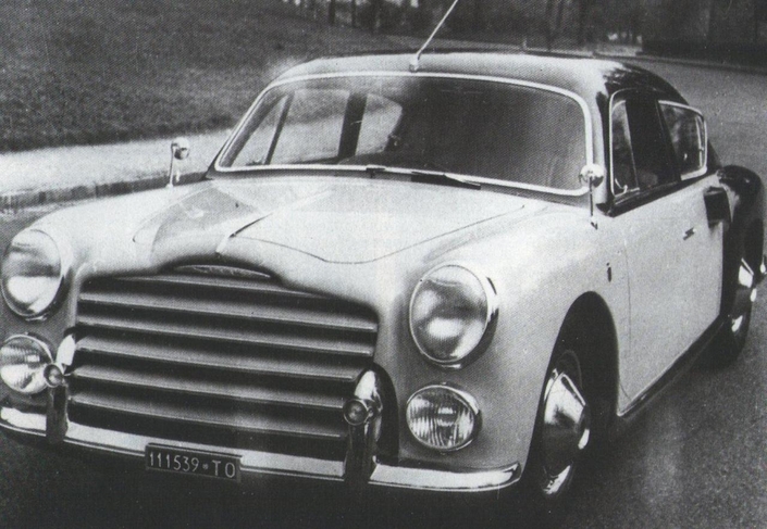 La grande grille de calandre alimentait en air le V8 arrière de cette Lancia LP01, proto unique de 1947. Par souci de confidentialité, il n'arbore pas le logo Lancia.