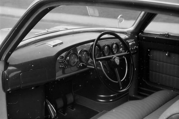 Autre spécificité de la Lancia LP01, le poste de conduite central, qui évoque avec quelques décennies d'avance celui de la McLaren F1...