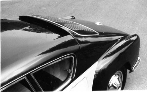 Pas de lunette arrière pour le proto Lancia LP01 mais une grosse prise d'air pour le moteur, ce qui rappelle beaucoup la Tatra T77.