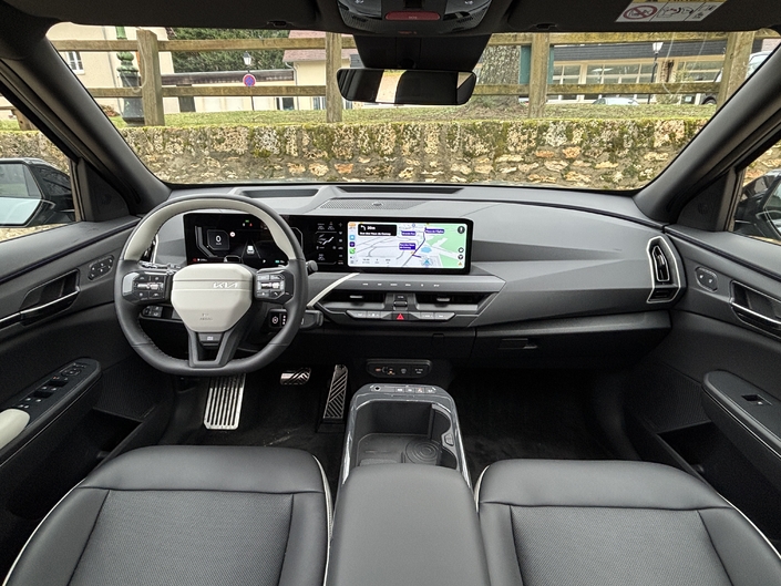 L'EV5 gagne le nouvel intérieur de la gamme EV composé d'une nouvelle planche de bord aérienne et d'un écran horizontale scindé en trois parties. La qualité de présentation est net progrès.