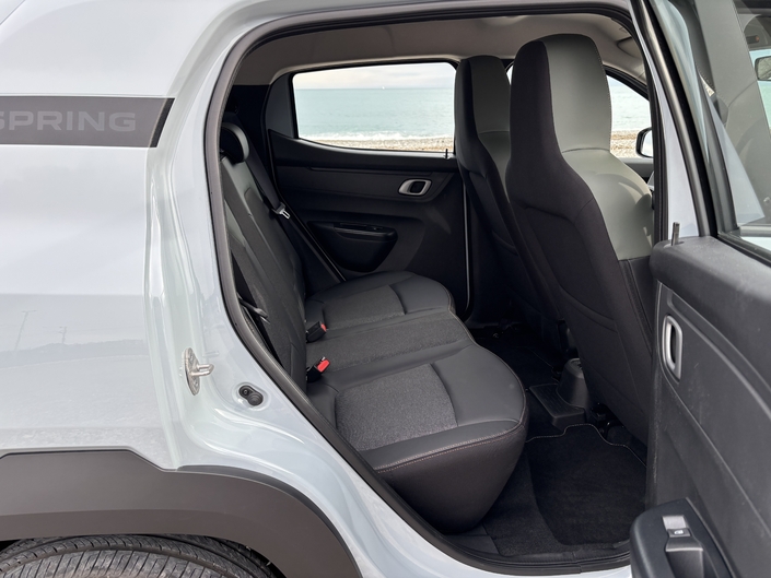 À l'arrière, la banquette arrière est toujours d'un seul bloc. Elle est un peu molle et l'espace aux jambes est juste pour des adultes.