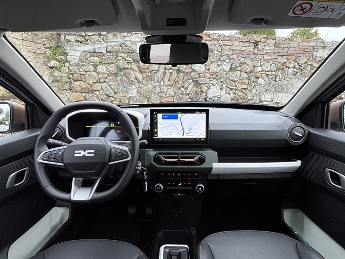 L'habitacle est simple, mais agréable et pratique, malgré les plastiques durs omniprésents.