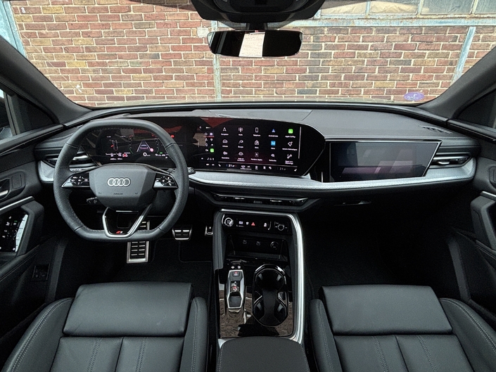 Le Q5 reprend l'écran incurvé avec 3 affichages. L'instrumentation personnalisable, un petit écran vertical avec rappel des applis principales et l'écran multimédia. Les commandes de confort sont tactiles.