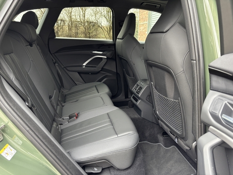 A l'arrière l'espace aux genoux est correct pour deux adultes. La place du milieu est étroite et il n'y a pas de place pour caser ses jambes avec le tunnel de transmission.