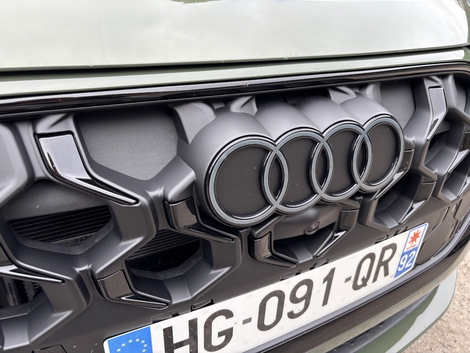 Cette calandre en plastique alternant entre le brut et le vernis, n'est pas valorisante. La génération précédente était revêtue de barrettes en alu.