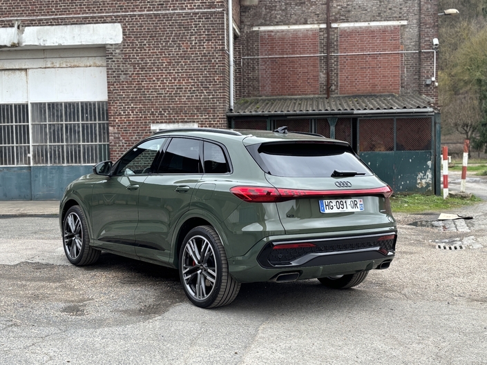 La version 367 ch est uniquement disponible en finition haut de gamme S Line et équipée de la transmission Quattro. Le prix total atteint ici 79 300 €.