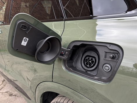 Pas de recharge DS (rapide) pour le Q5. l'Allemand se contente d'un chargeur AC de 11 kW. Un 22 kW est proposé en option.