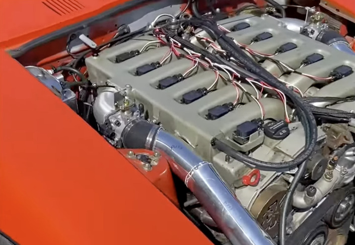 Ce V12 prend beaucoup de place sous le capot de la Datsun.