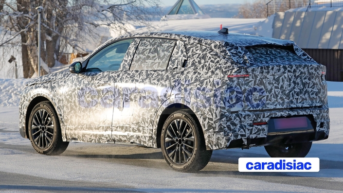 Pour le moment il s’agit de la version électrique qui a été photographiée. Mais la Lancia Gamma existera aussi avec des motorisations hybrides : micro-hybride 48V et PHEV. Elle existera également en version sportive HF pour « High Fidelity », comme l’Ypsilon électrique de 280 ch et la future Delta, sans que l’on sache pour le moment, quelle motorisation de la Gamma adoptera ces deux lettres légendaires. 