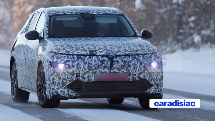 C’est sur les routes de Scandinavie que nos chasseurs de scoop ont repéré le prototype de la future Lancia Gamma. Comme on peut le voir sur ces images, il s’agit d’un crossover qui devrait reprendre la signature lumineuse de la Lancia Ypsilon. Ce modèle devrait être présenté en fin d’année.