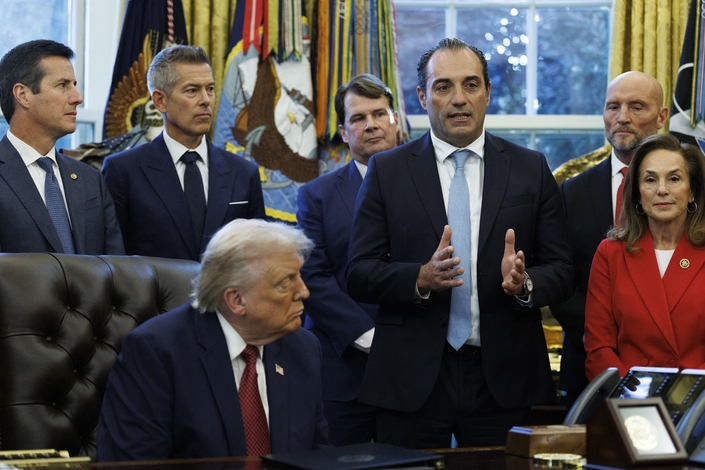 Dans le bureau ovale, Antonio Filosa expliquait sa stratégie de retour au thermique à Donald Trump en décembre dernier. Crédit photo : MaxPPP.