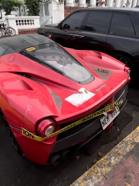 On se demande bien combien de temps cette Ferrari Laferrari va rester dehors à la merci des éléments