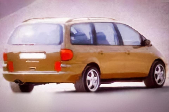 Sous cet angle, on dirait vraiment un Volkswagen Sharan à peine rebadgé.