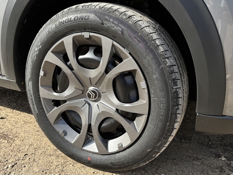 Cette marque de pneumatique est réputée pour son manque d’adhérence sur sol mouillé.