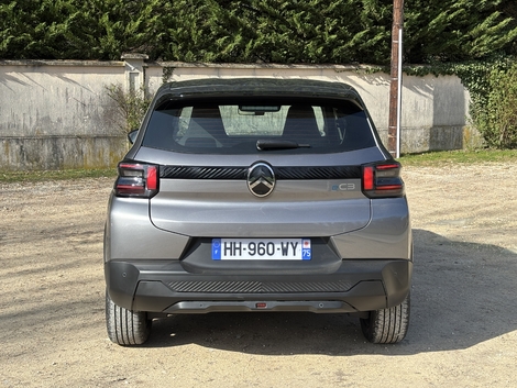 Les contours en plastiques bruts sont aussi reconduits.