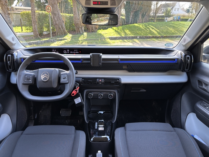 L’habitacle est pratique et fonctionnel. Les plastiques sont durs et creux mais la Française présente bien.