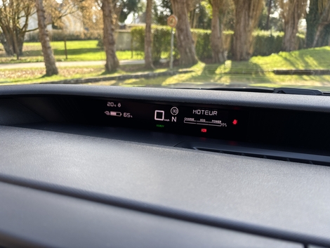 « L’affichage tête haute » est présent de série aussi mais il n’affiche pas l’heure.