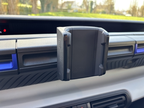 Le multimédia est confié à ce support rotatif de smartphone. Il convient de télécharger une application gratuite pour bénéficier de tous les services.