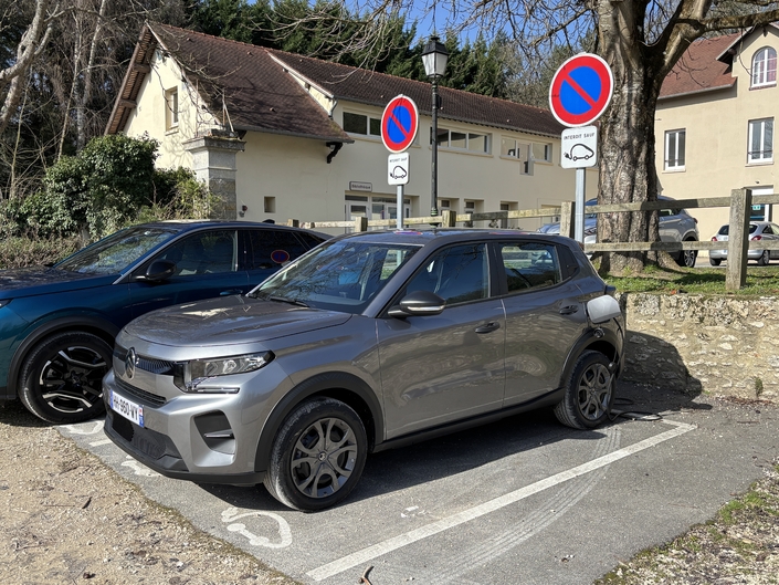 La citadine est livrée avec un chargeur AC de 7,4 kW de base bien suffisant pour un usage urbain et quotidien, à condition d’installer une wallbox à la maison. La recharge triphasée de 11 kW (400 €) peut se justifier mais la charge rapide DC (30 kW) à 500 € ne présente que peu d’intérêt.