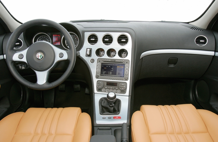 Un tableau très agréablement présenté et bien fini pour l'Alfa Romeo 159, mais les jauges de console manquent de lisibilité.