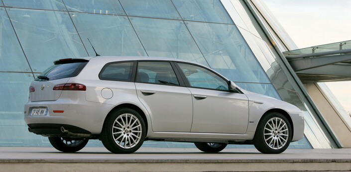 En 2006, l'Alfa 159 se décline en un break SW extrêmement stylé mais pas exagérément spacieux...