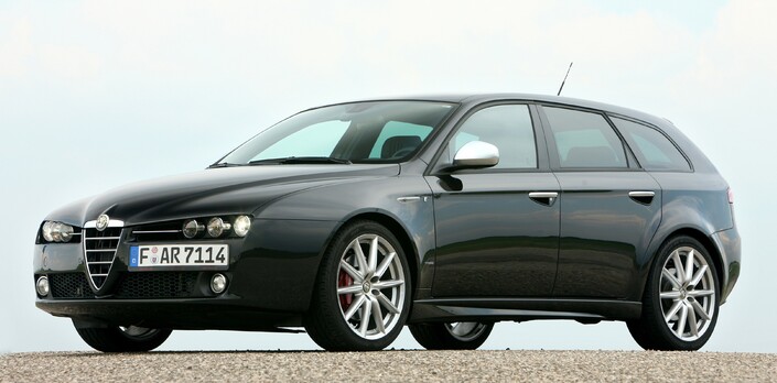 En 2006, l'Alfa 159 se décline en Ti, variante marquée par ses grandes jantes et sa suspension surbaissée.