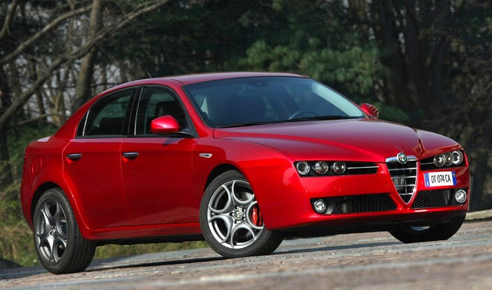 En 2008, l'Alfa 159 bénéficie d'une légère mise à jour, incluant un allègement de 45 kg et de nouveaux coloris, notamment.