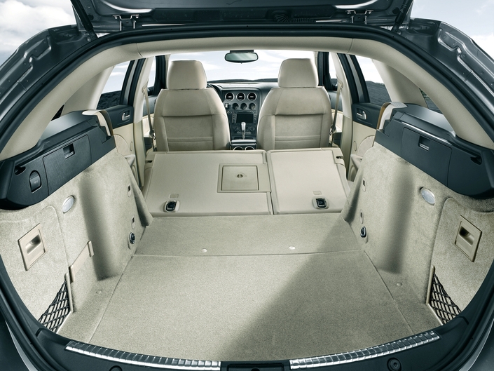 Non, le coffre de la 159 SW n'est pas très spacieux : de 405 l à 1 235 l, des valeurs dignes d'une compacte. Et ses formes ne sont pas assez régulières. Mais il est bien agencé et joliment fabriqué.