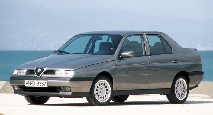 Elle n'a pas un physique facile, mais elle est très aérodynamique et spacieuse, l'Alfa Romeo 155, ici en 1995. Et avec le moteur 2,5 l turbo-diesel, elle étonne par son punch.