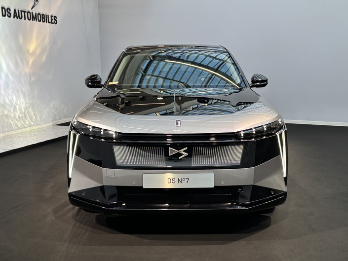 La face avant de la DS n°7 est strictement identique à celle de la DS n°8 avec sa calandre lumineuse et ses projecteurs très fins.