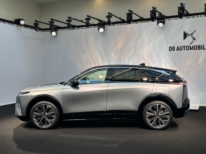 La DS n°7 est longue de 4,66 m soit 7 cm de plus que la DS7 actuelle.