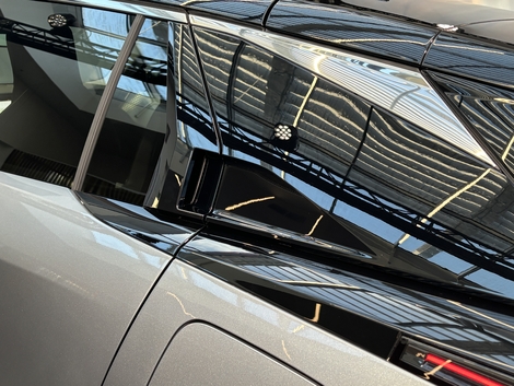 L'une des originalités de la DS n°7 réside dans le dessin de la custode arrière et de sa poignée de porte.