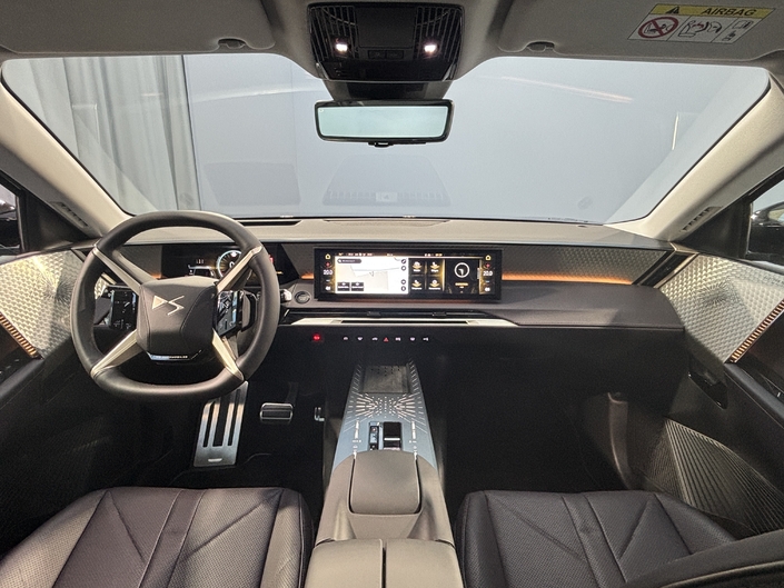 La planche de bord est similaire à celle de la DS n°8 avec son large écran multimédia de 16 pouces, son instrumentation numérique relayée par un affichage tête haute et le dessin original de son volant.