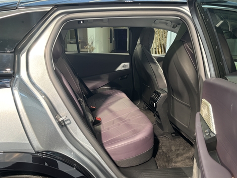 Beaucoup de place à l'arrière, mais les jambes des passagers seront plus relevés que sur la DS 7 en raison des batteries dans le plancher.