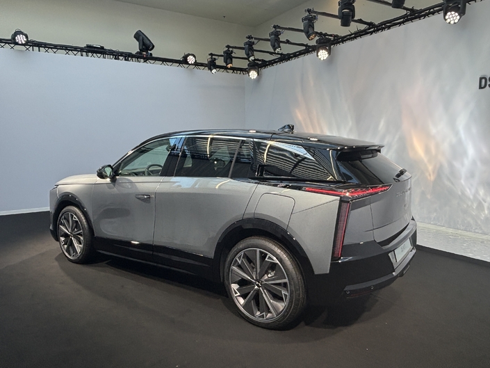 La partie arrière de la DS n°7 se démarque notamment par ses feux imposants qui ceinturent la partie arrière.