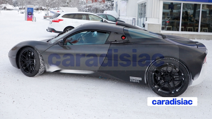 Chez Gordon Murray Automotive, on n’apprécie pas trop le camouflage pour les prototypes, car il perturbe les ingénieurs dans leur programme de développement. C’est pourquoi ces prototypes laissent apparaître leur carrosserie en fibre de carbone.