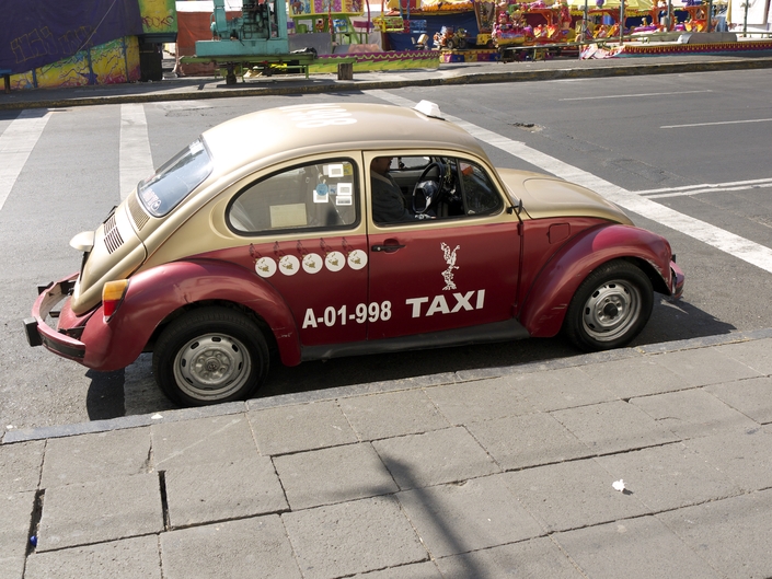 Bien que " el Vocho " ne soit plus produite depuis 2003, de nombreux Mexicains continuent d'entretenir leur Coccinelle, voiture devenue à jamais un élément de la carte postale - Crédit Maxppp